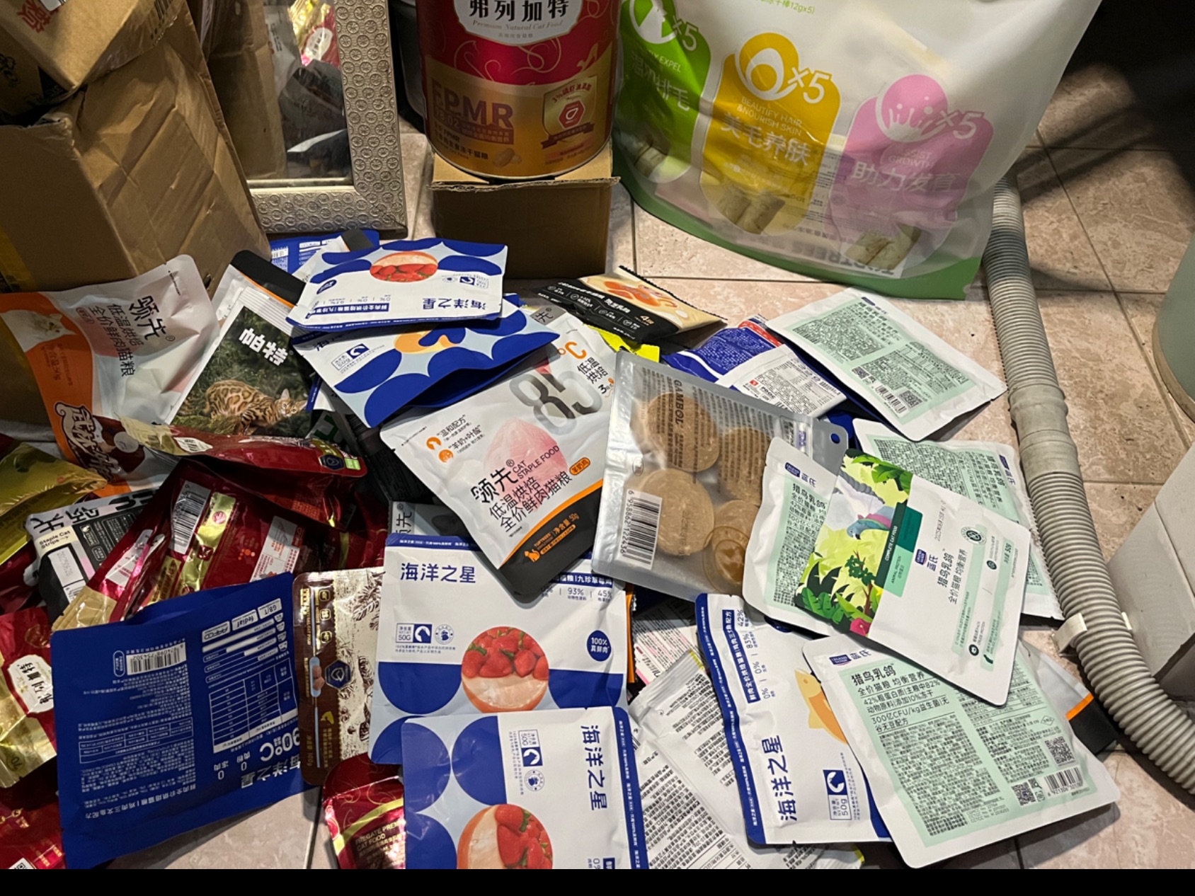 拆箱猫粮试吃～