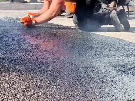 德国沥青工人手搓马路地面沥青施工，何为德意志精神，不是没有高科技。 #德国工艺 #沥青 #施工现场实拍 #道路施工