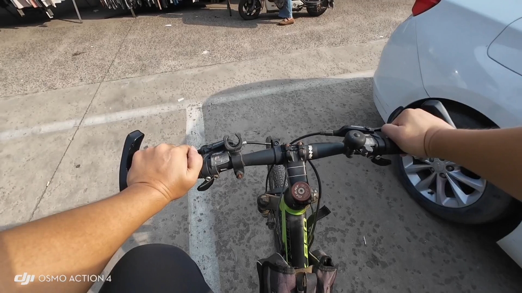 90后无工作摆摊卖服装的一天