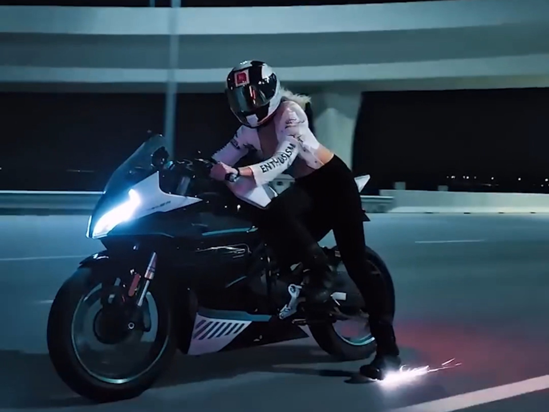 特技演员骑摩托就是不一样