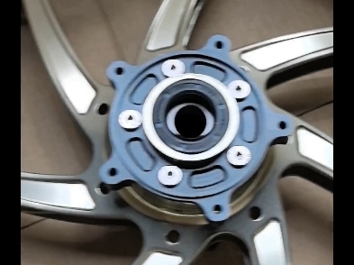 沉浸式体验佛沙750更换锻造轮毂。