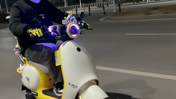 【智能长续航】九号电动摩托车，车身轻巧很好操控