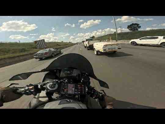 国外宝马S1000RR 公路时速200狂飙，极限超车