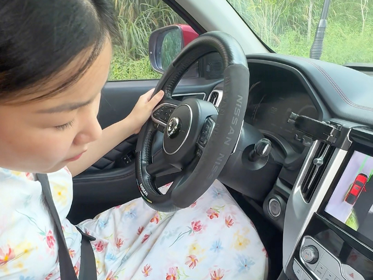 拿驾照7年都没开过车，她说因为害怕 考驾照那天不是教练一直帮