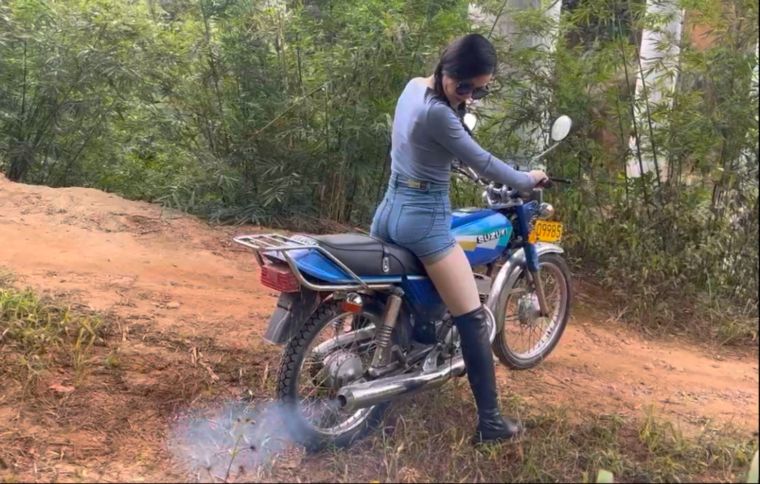 在山路上穿靴子挑战踩发轰油门摩托车