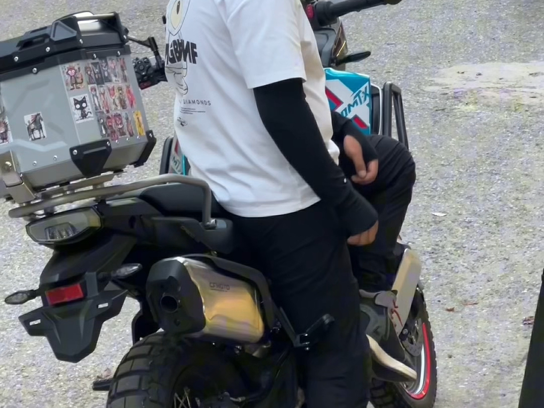 x15红蚂蚁8代补货啦#shoei #红蚂蚁 #机车梦想工厂 #苏州机车