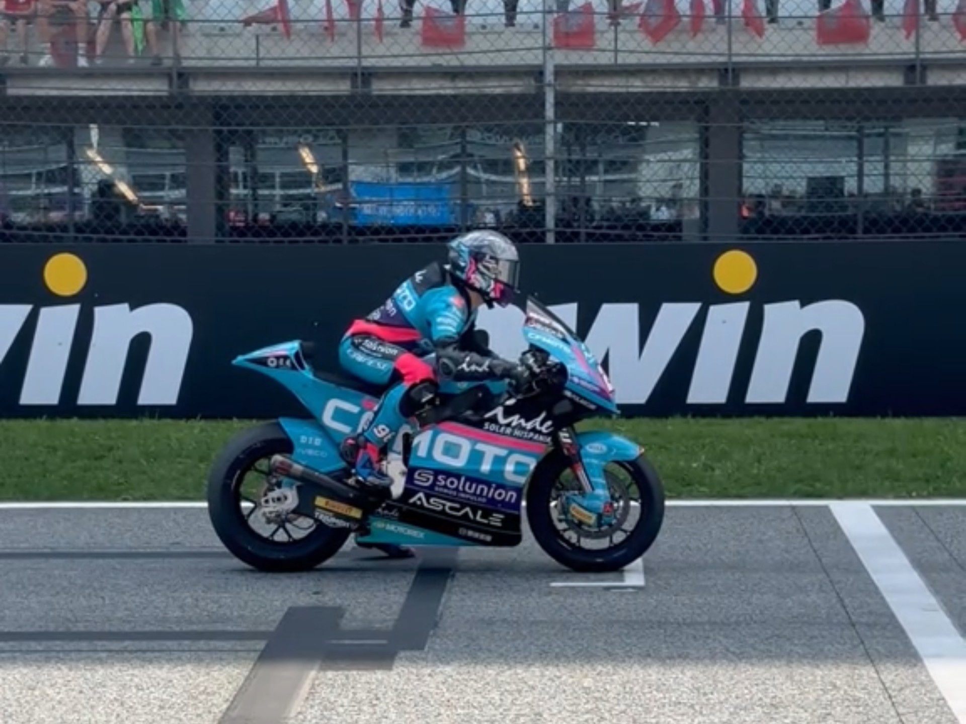 CFMOTO，moto2奥地利站杆位发车镜头