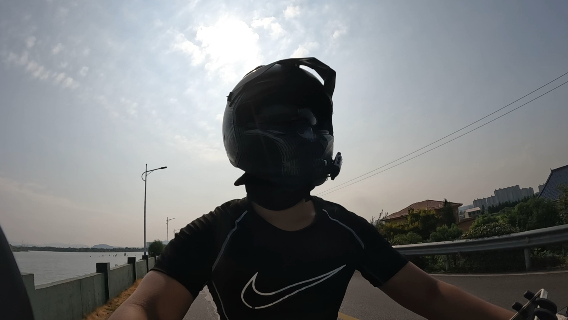 自从买了摩托车，一天不骑哪哪都难受