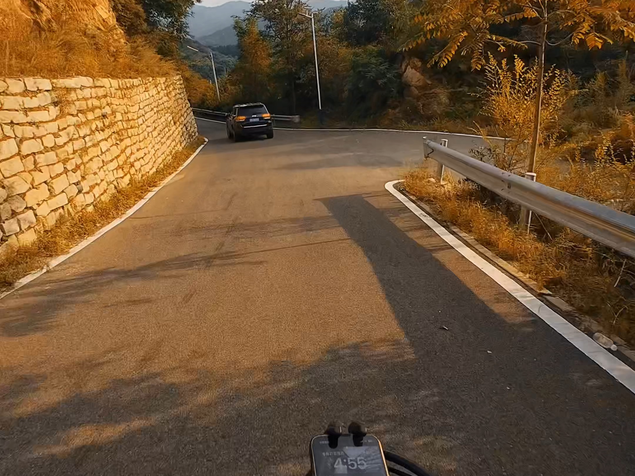 骑着杜卡迪scrambler在yanqing mountain上驰骋