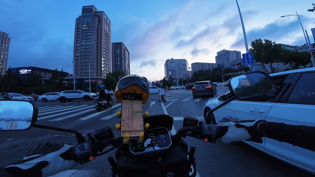 第4集:路上发现一辆用钢管焊接起来的三轮车，旁边的叔叔也不管