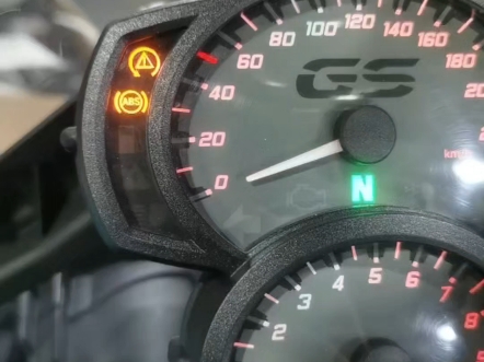 宝马摩托车 f800gs 更换拆车abs泵 无法复位学习abs设码错误 