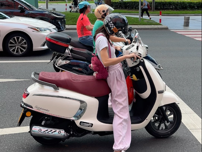 偶遇一个站着等红绿灯的小短腿