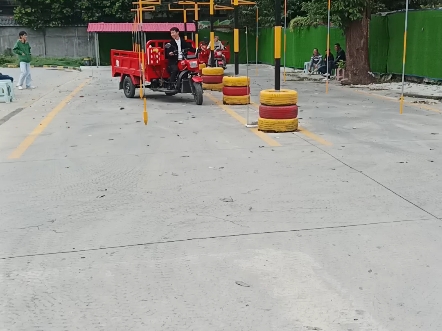 周末被朋友拽去试了堂摩托车课，原来换挡给油的节奏这么妙。风