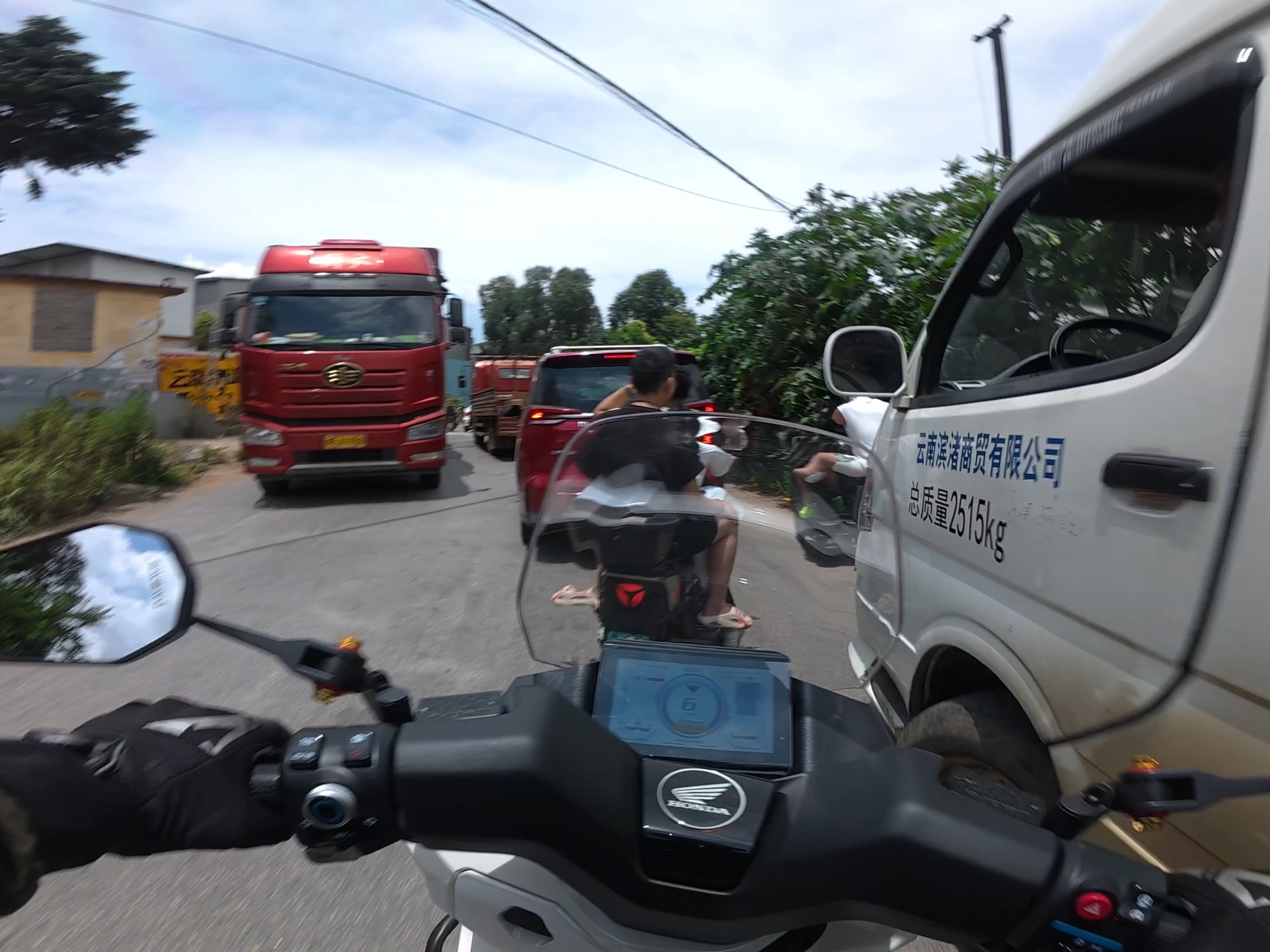 堵车了~