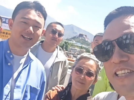 今天上午我和力洪一起在美丽的布达拉宫脚下举行了第一次西藏