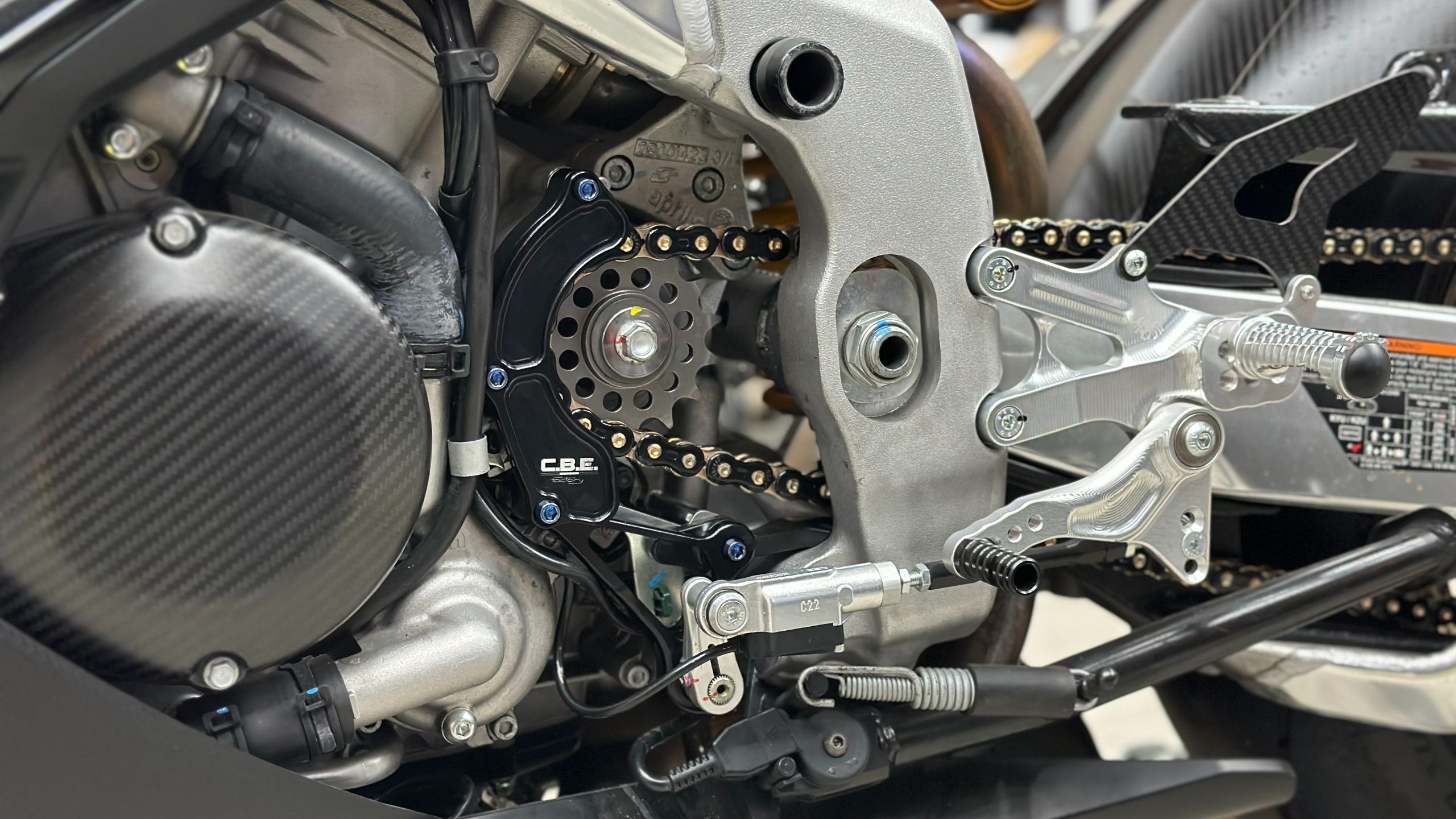 Aprilia 阿普利亚 RSV4 改装 CBE 档杆稳定器与前牙盘盖