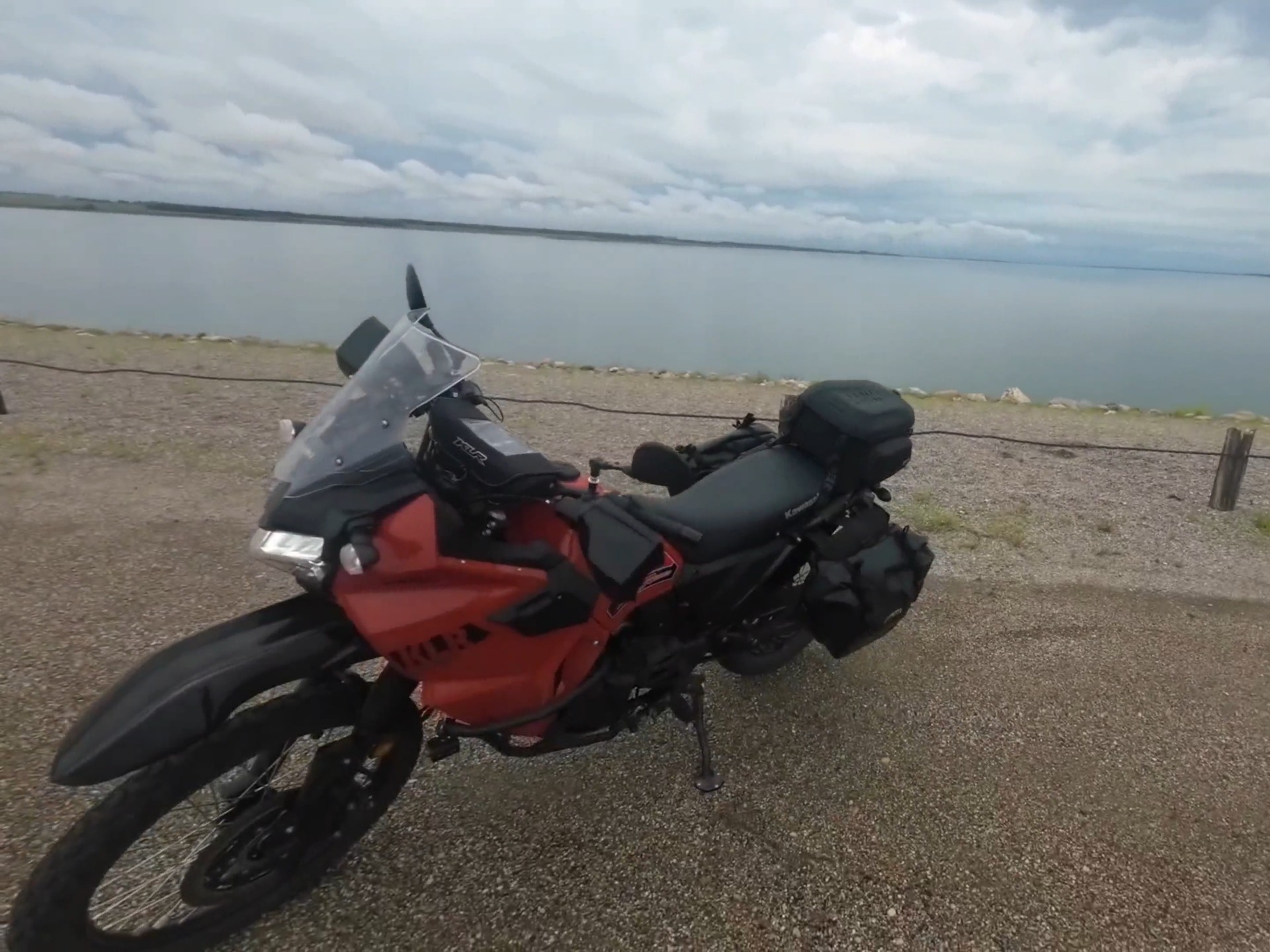 雨中的萨省草原，骑行500公里打卡一下迪芬贝克湖