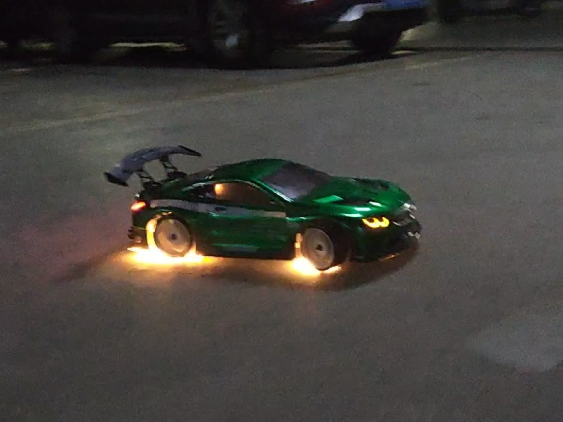 【一路火花的宝马】台风天就是适合在停车场漂移～