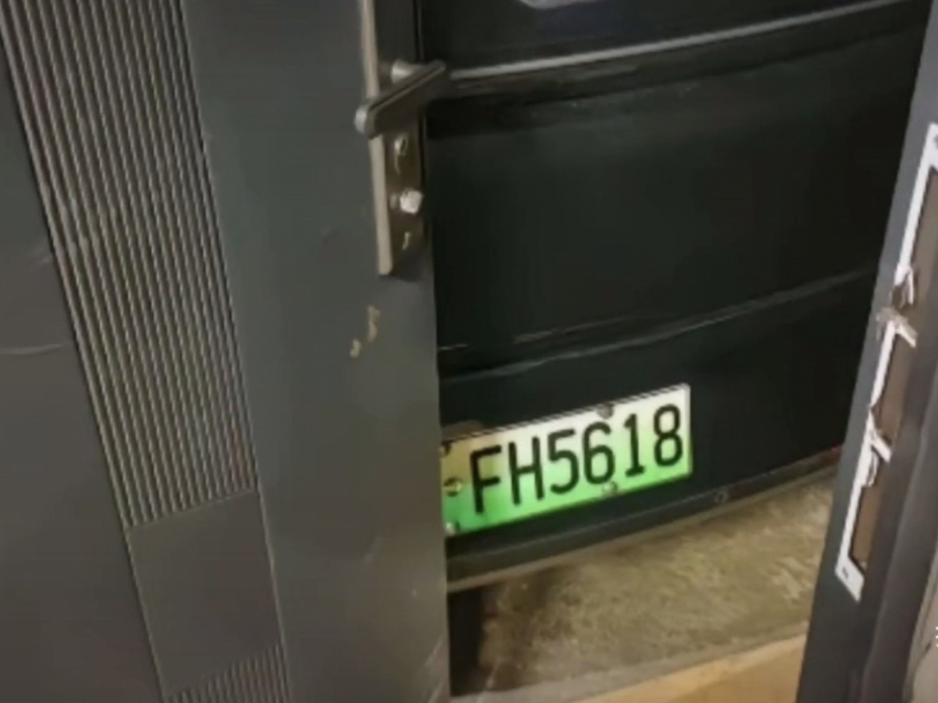 车到楼前必堵路，堵路必有理想车
