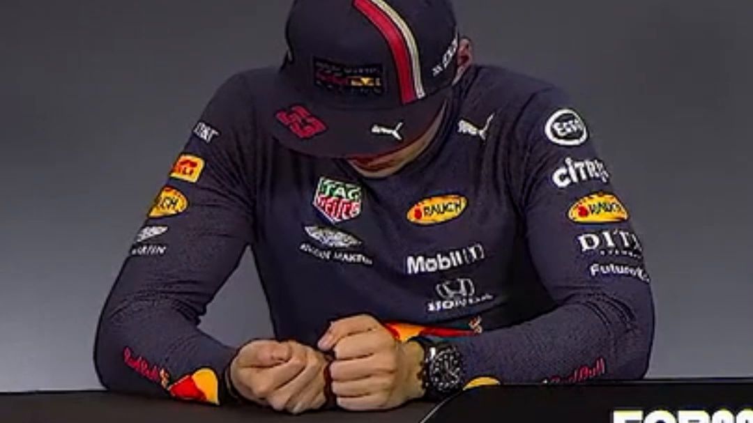 【维斯塔潘】分心弄手指甲20秒