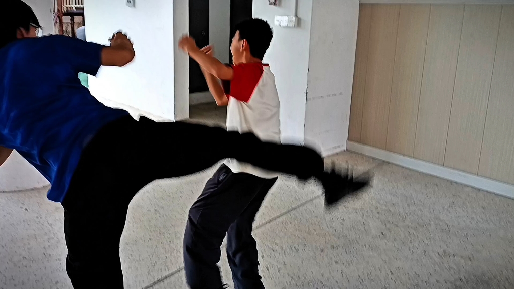 老师不让在学校打架。试水期，如果这个系列可以就继续拍。