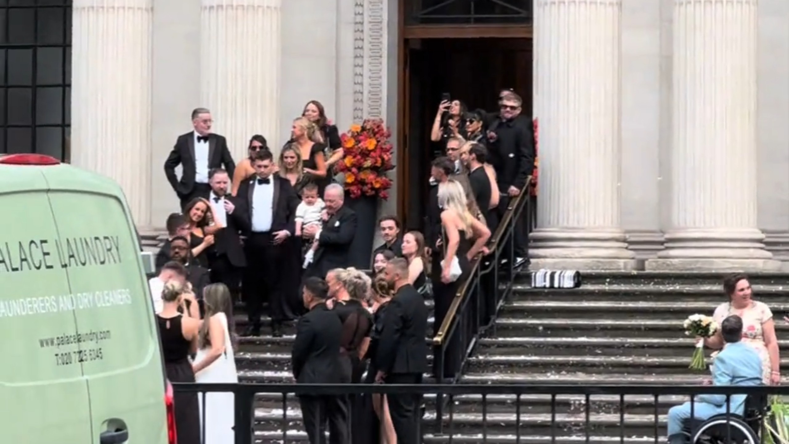 当我们相爱的时候，我听到整个世界都在为我们祝贺