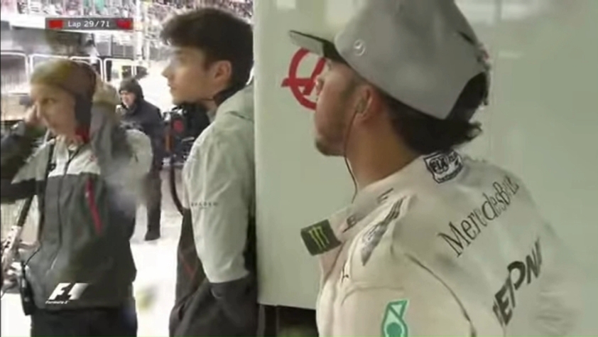 角落立正的小伙勒克莱尔偷看汉密尔顿