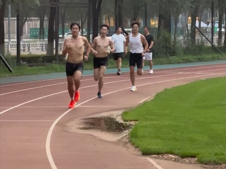 老旧的薄底跑鞋，在碳板跑鞋面前不堪一击