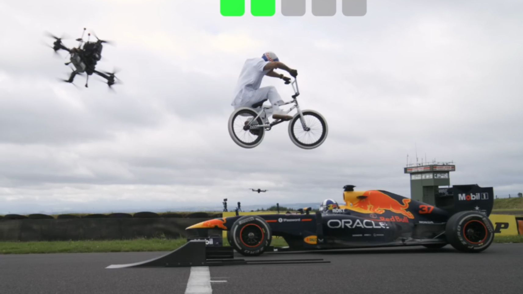 红牛大舞台｜ Kriss Kyle骑自行车飞跃F1赛车