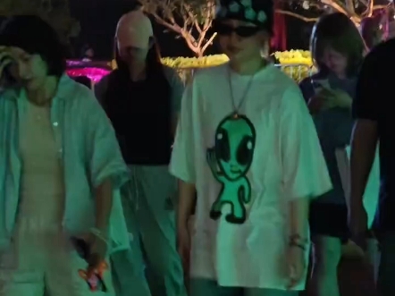 去彩排现场的周笔畅，希望参与的UNIV上市活动圆满顺利