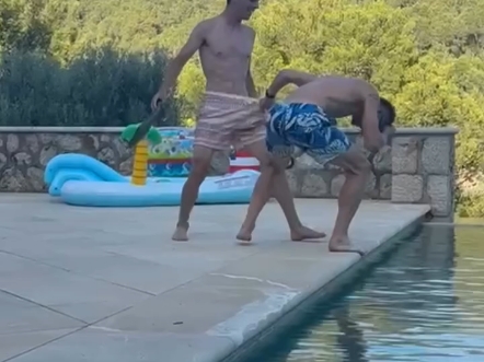 只是Joan Mir和Tito Rabat在打架