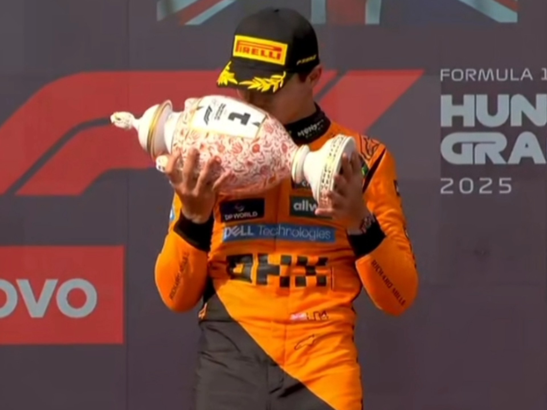 第一时间保护奖杯的诺里斯（补