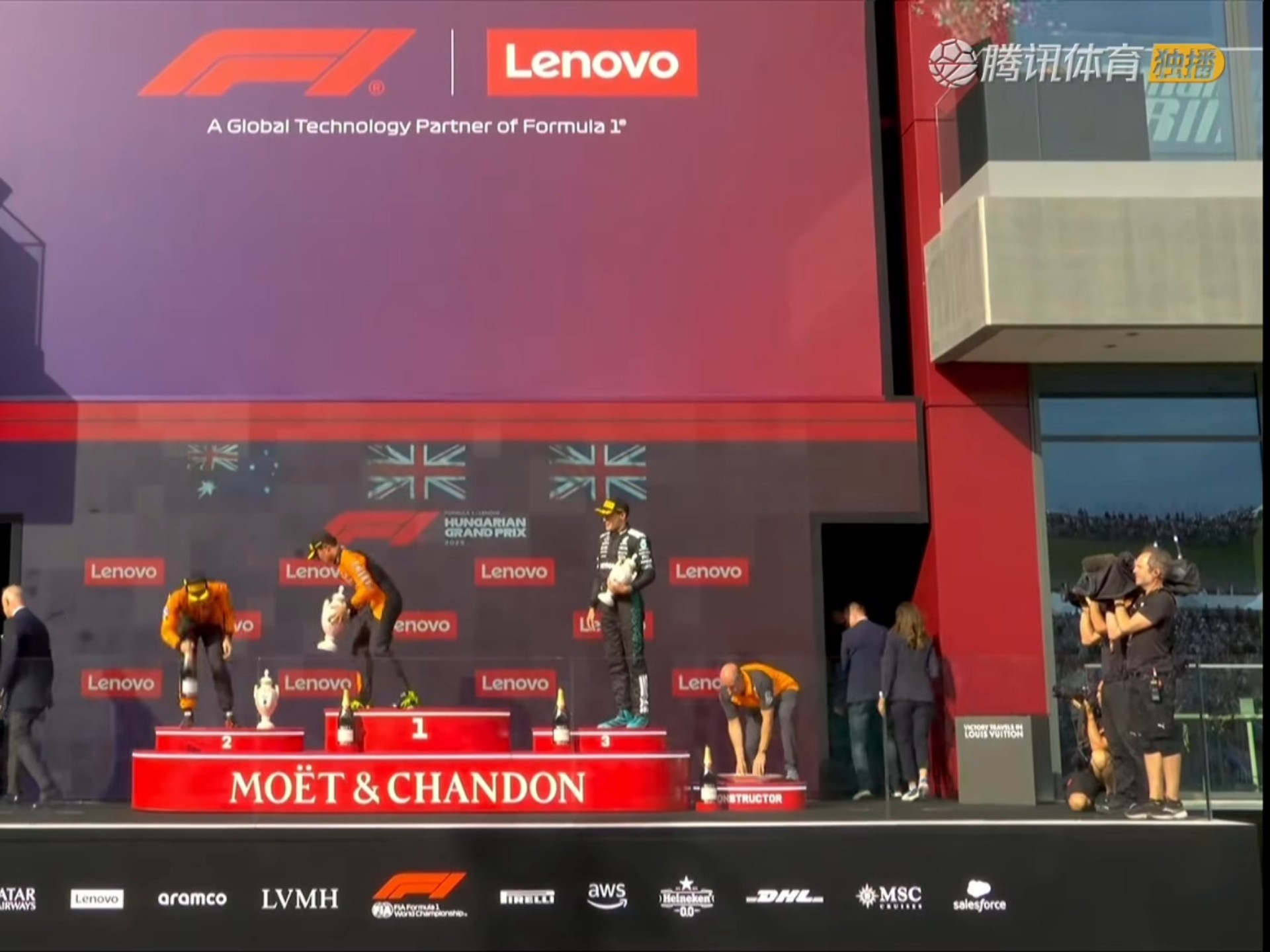 诺宝开香槟前先把所有奖杯藏好！哈哈，这是有心理阴影了吗？