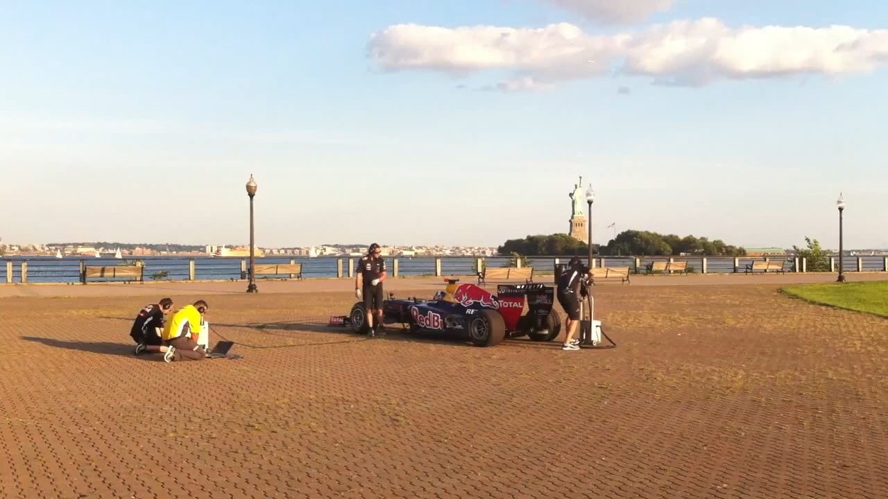 红牛F1赛车演奏u003Cu003C星条旗永不落u003Eu003E