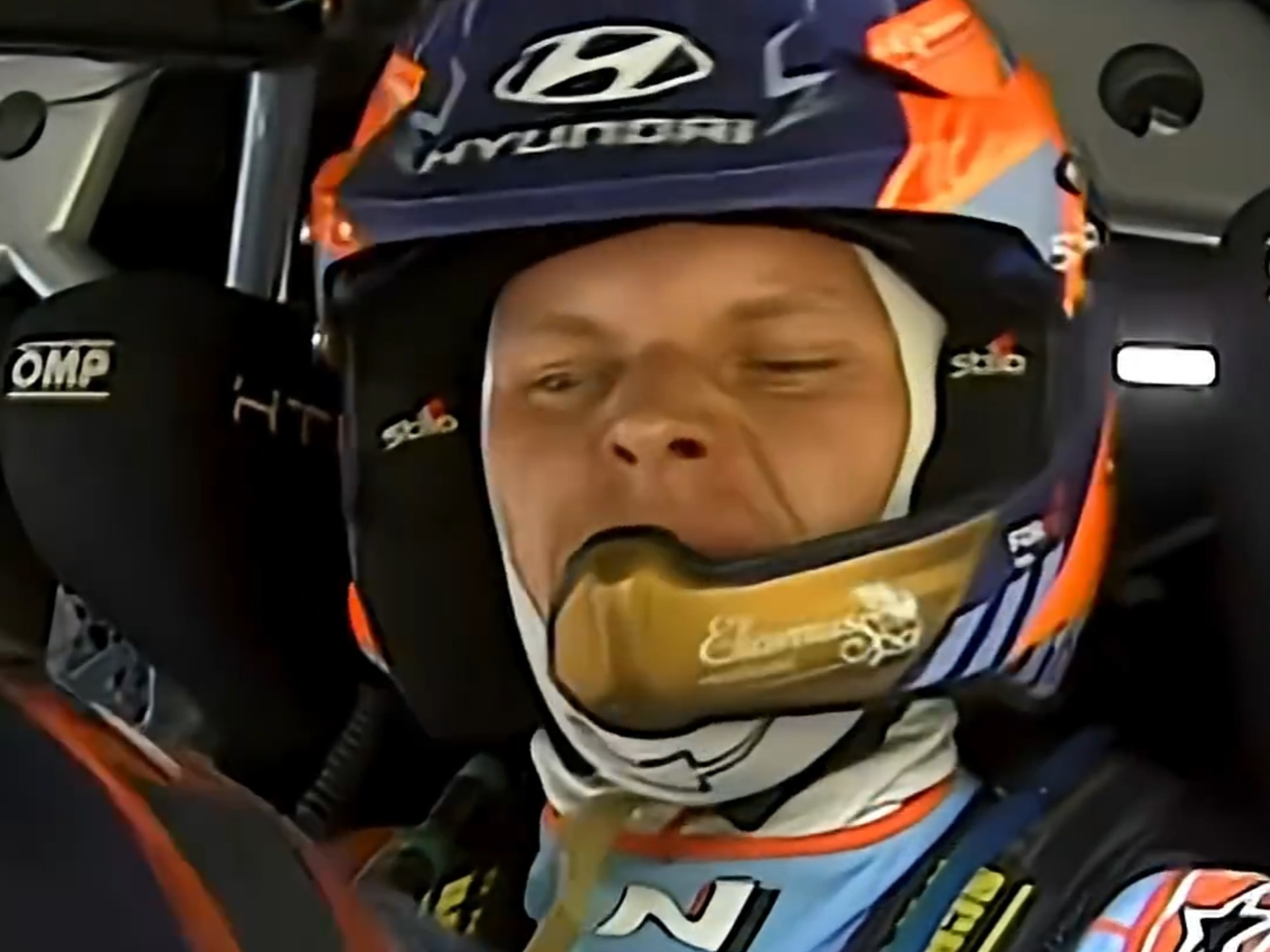 现代车队塔纳克在powerstage赛段遭遇爆胎失控