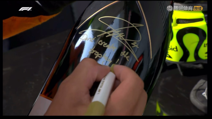 匈牙利诺里斯写下“不要把奖杯打碎”哈哈