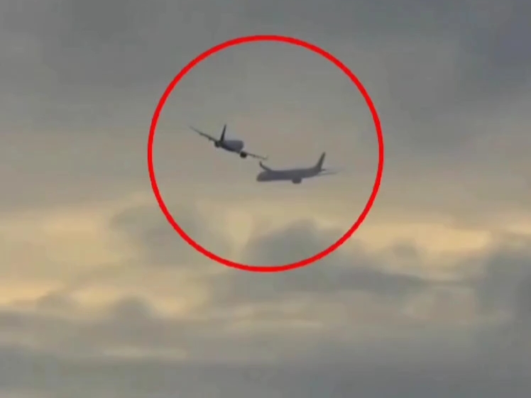 英国2架飞机险些发生相撞事故