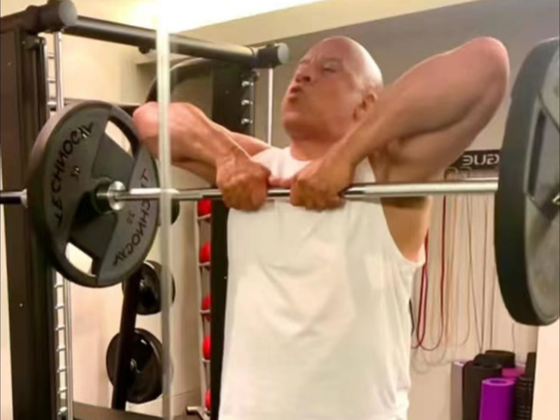 唐老大为新片《星际传奇4》练出火辣大片