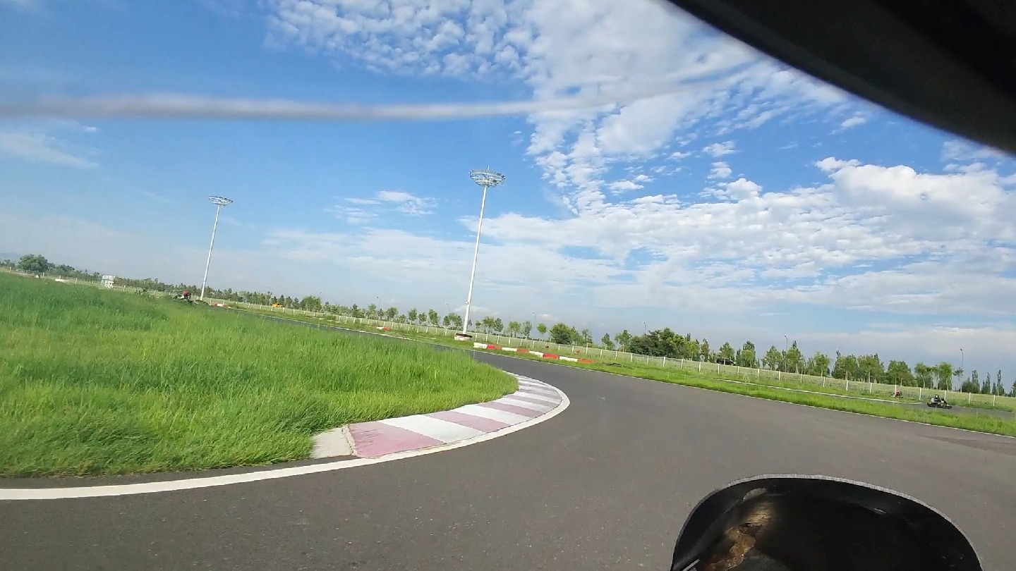 小米AI眼镜第一视角沉浸式体验卡丁车