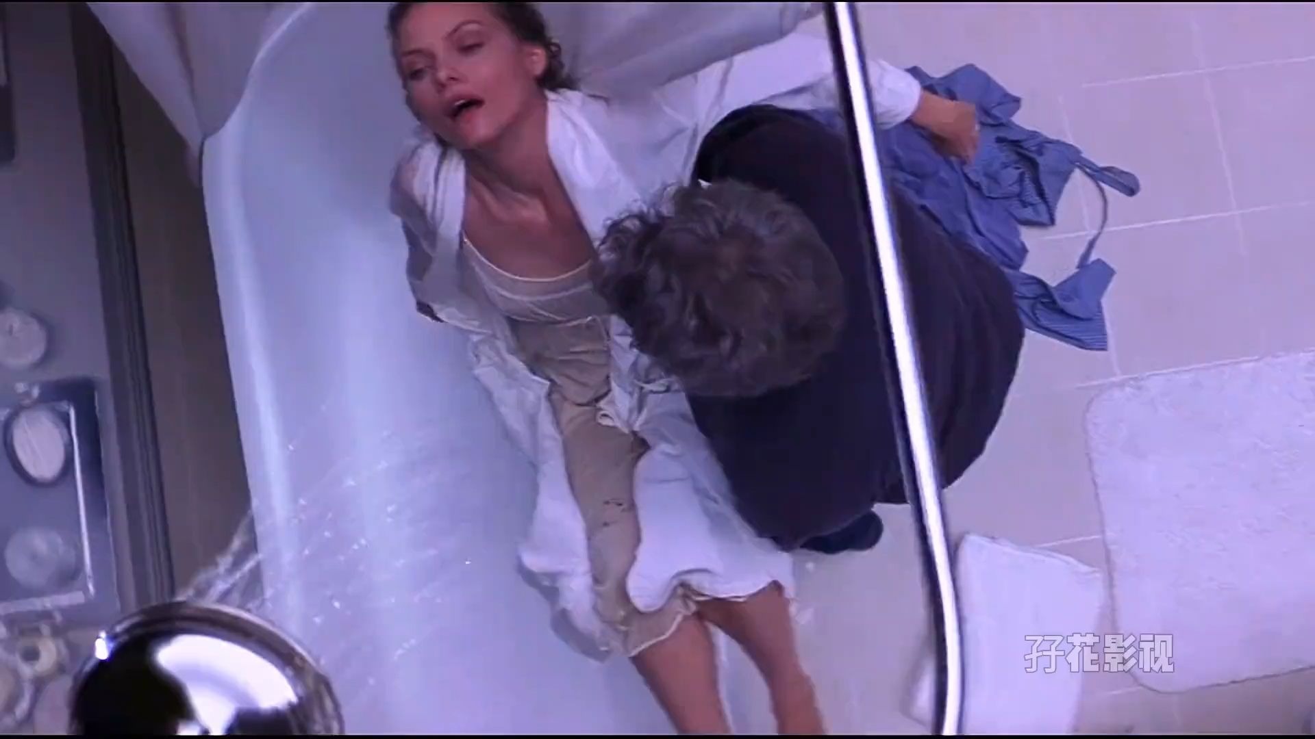 为了摆脱瘫痪的妻子，男人狠心的将她放进浴缸里 #电影解说 #惊