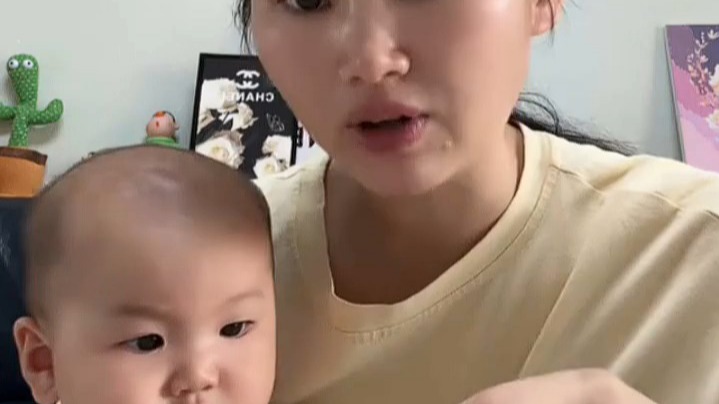 宝宝犯困了，睡前涂抹小红油思诺