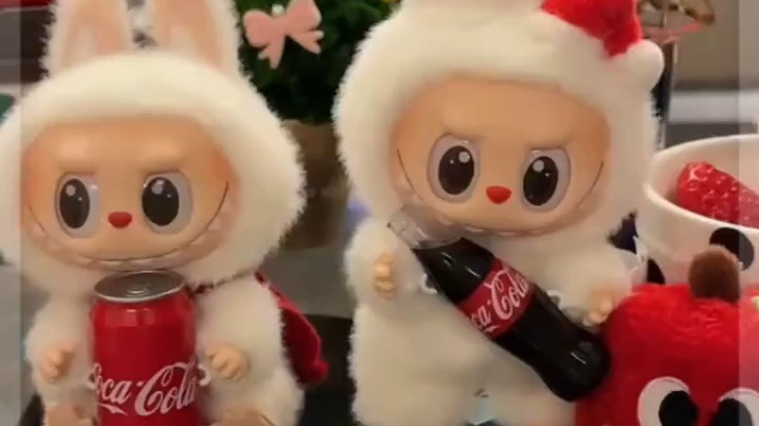 今天来开箱LABUBU 可口可乐联名系列盲盒啦！想要的现在还能欧~