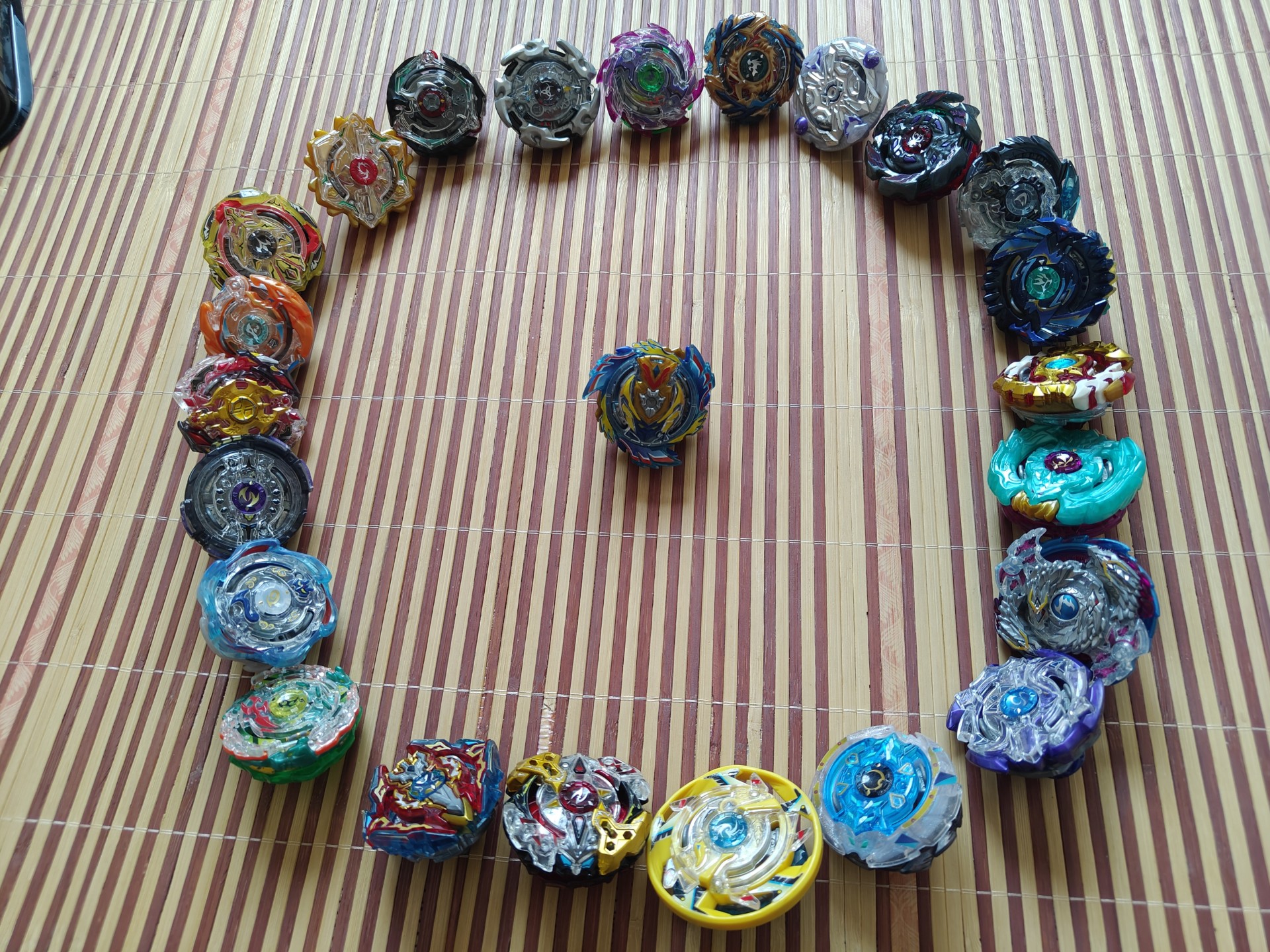 beyblade burst 陀螺对战 完美翔翼战神对战神时代全机体。上