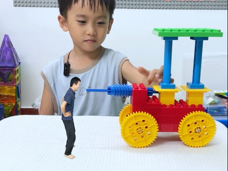 哈哈！小小人玩工程车，有点好玩又有点搞笑