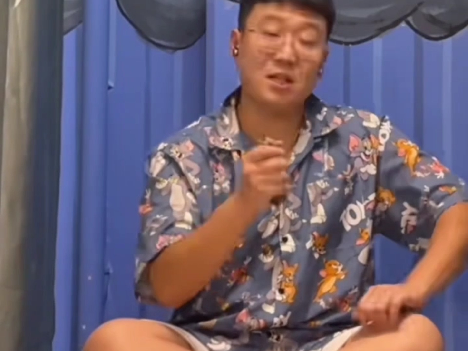 【爱死歪摄和猫牙】最新视频来袭，快来看看吧！