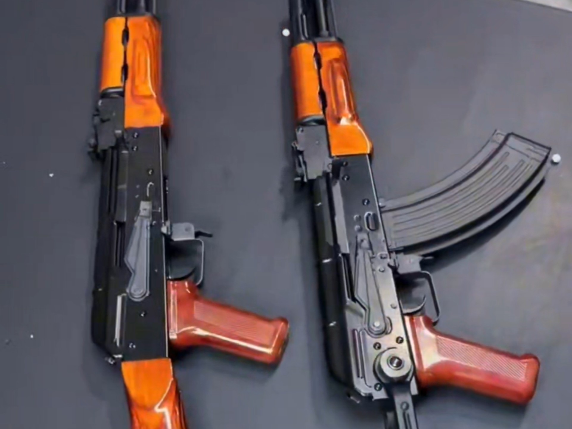 两把全金实木AK，除了后托不同，其他的配置内构全都一样，大佬们觉