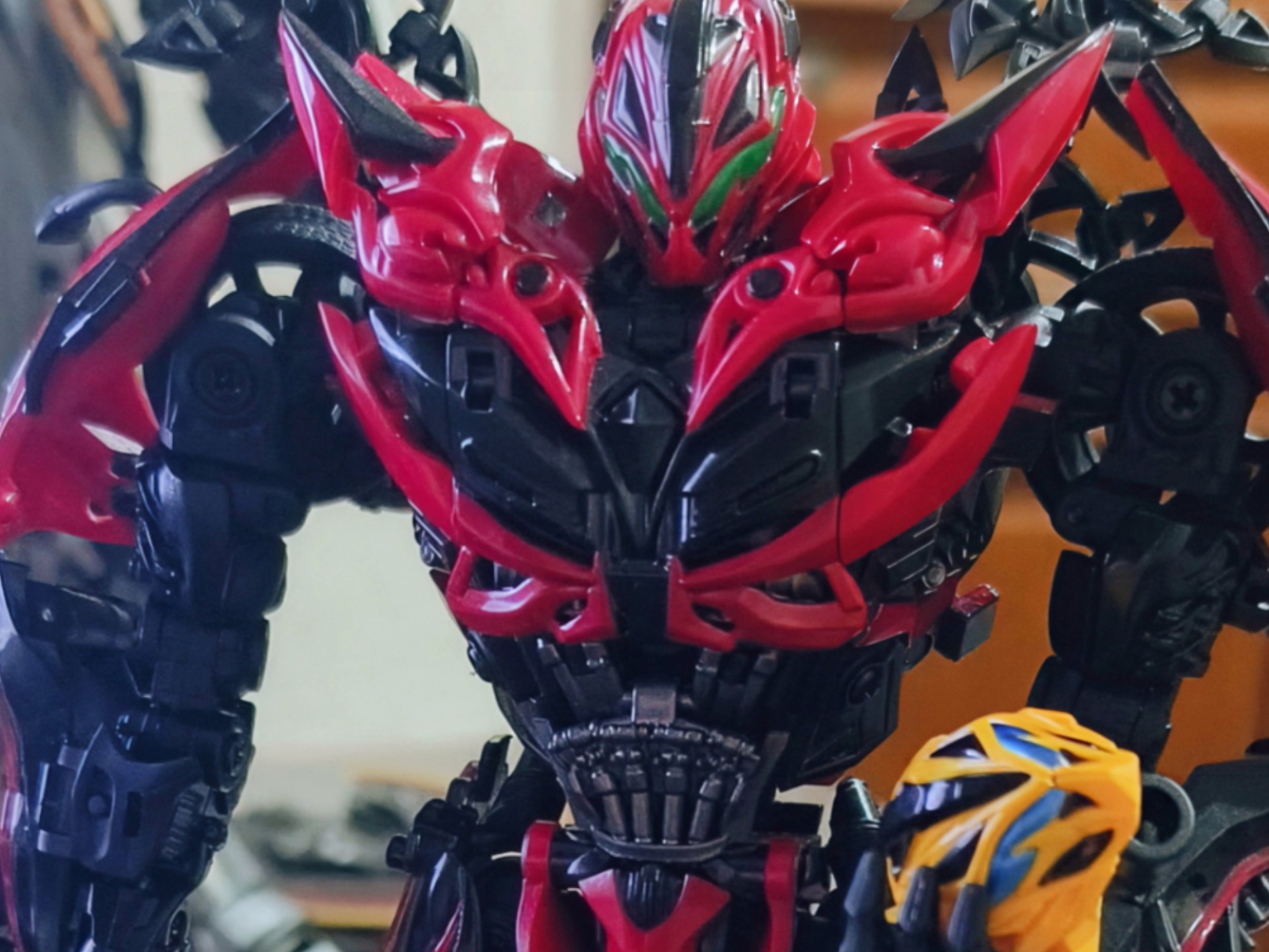 UT R09毒刺：造型很帅很还原可惜颜色？