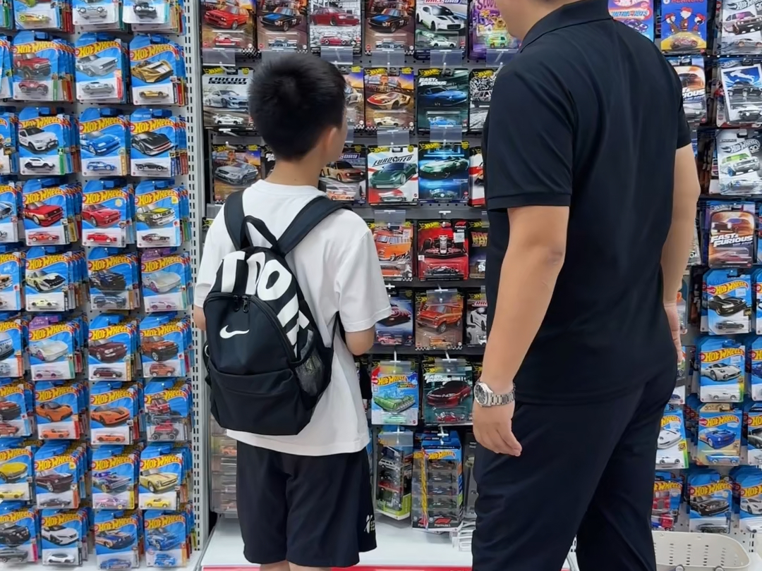 重庆粉丝来济南德鑫玩具买风火轮