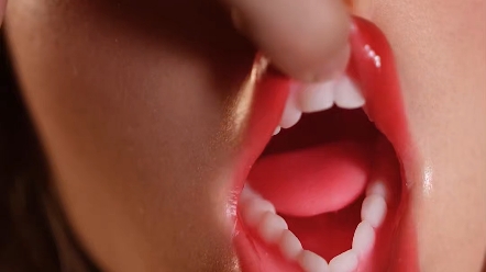 娃娃的红口白牙