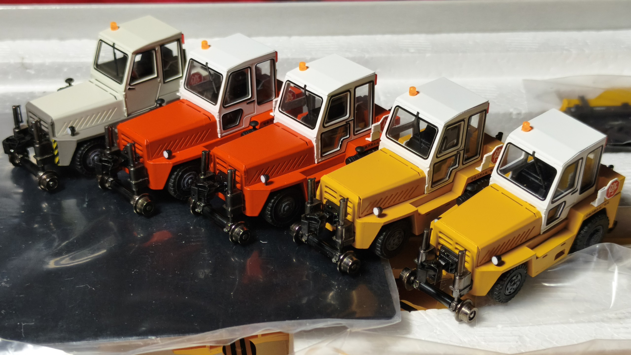 ho比例公铁两用车的五机重联摆拍～mtc出品～trix大吊作为背景板～